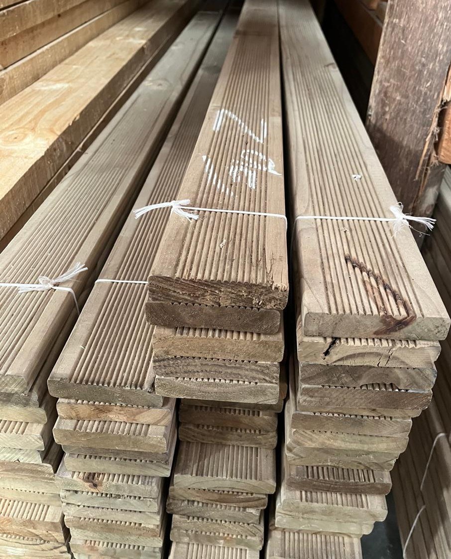 Cómo elegir la madera correcta para tu deck exterior en Córdoba